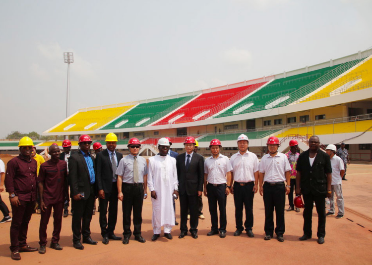 LE MINISTRE EN CHARGE DES SPORTS VISITE LE STADE DE KEGUE ET RECEPTIONE LA PELOUSE SYNTHETIQUE DU STADE MUNICIPALE DE LOME