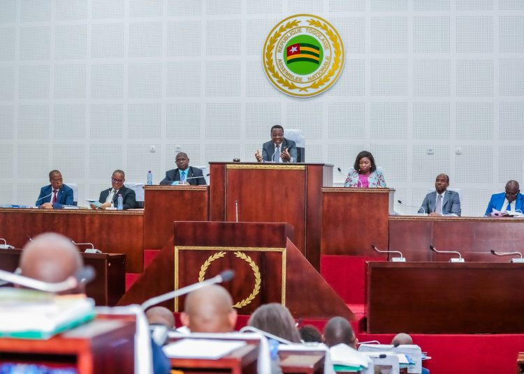 LE TOGO ADOPTE UN BUDGET 2025 EN HAUSSE DE 6,5 %, AXÉ SUR LE SOCIAL